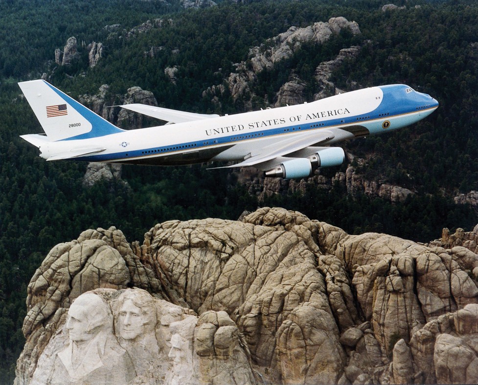 Air_Force_One_over_Mt._Rushmore